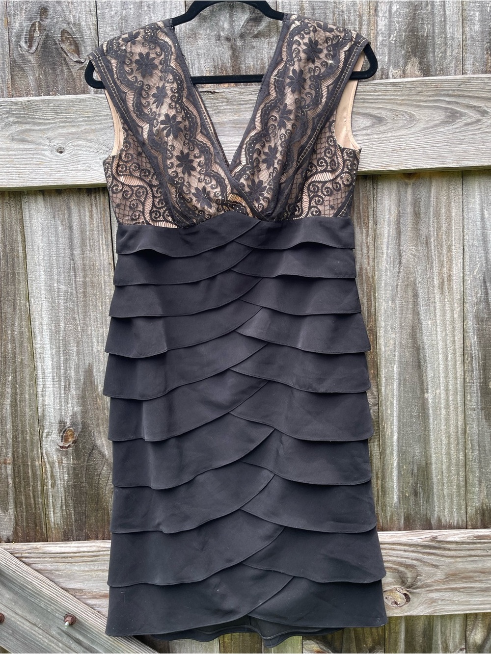 Adrianna Papell Black Lace V-Neck Tiered Cocktail Dress Sz 8
